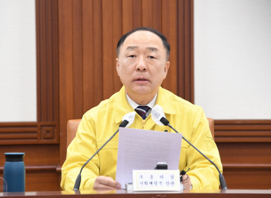 홍남기 부총리 겸 기획재정부 장관이 1월 6일 서울 광화문 정부서울청사에서 열린 '제52차 비상경제 중앙대책본부회의'를 주재, 모두발언을 하고 있다.<기획재정부 제공>